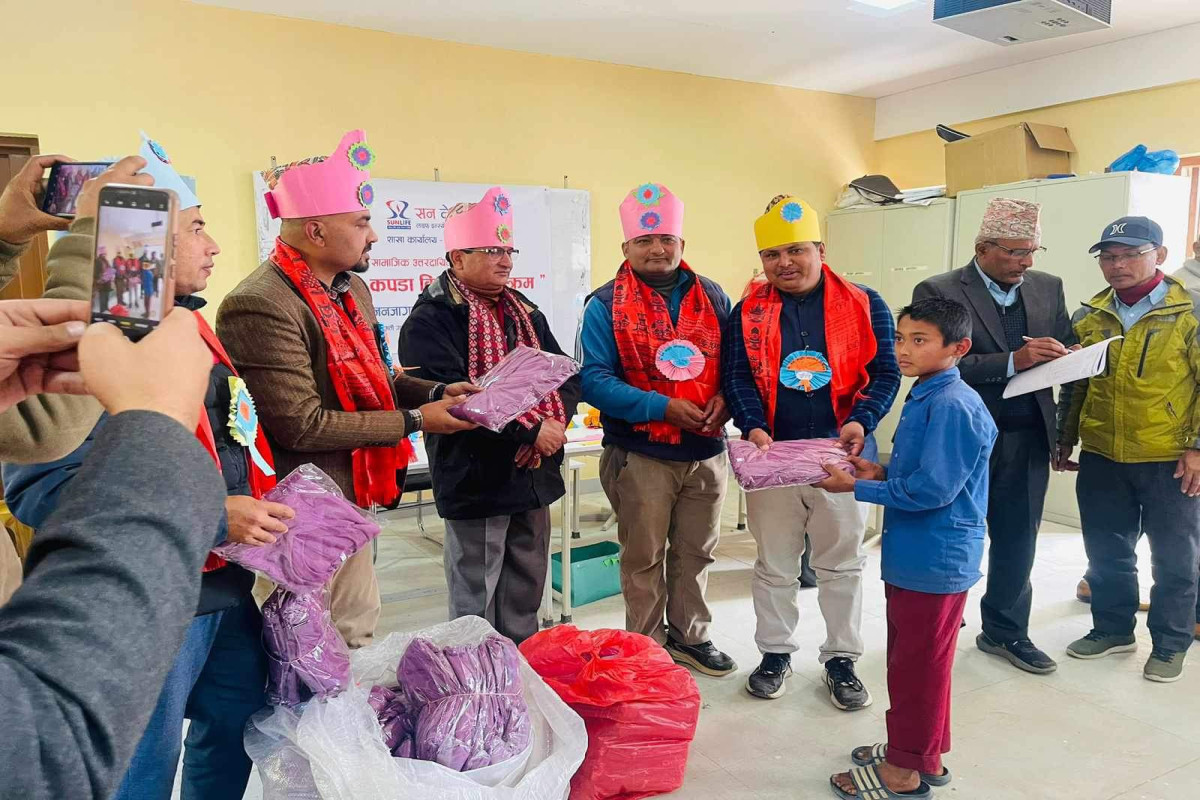 सन नेपाल लाईफ इन्स्योरेन्स कम्पनीले जनगृतिका विद्यार्थीलाई न्यानो कपडा सहयोग