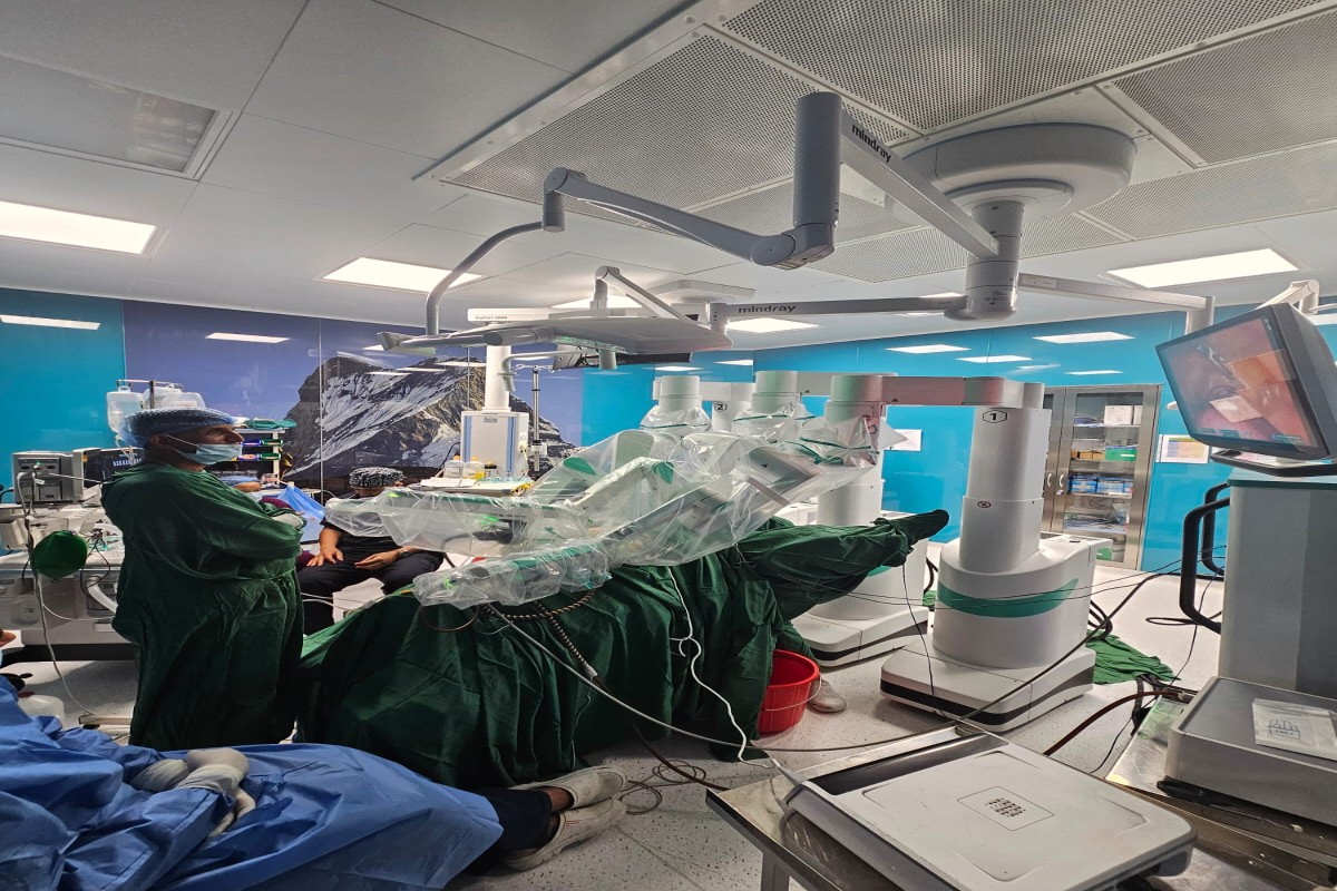 बिएण्डबी अस्पतालले गर्यो नेपालमै पहिलोपटक रोबोटबाट सर्जरी