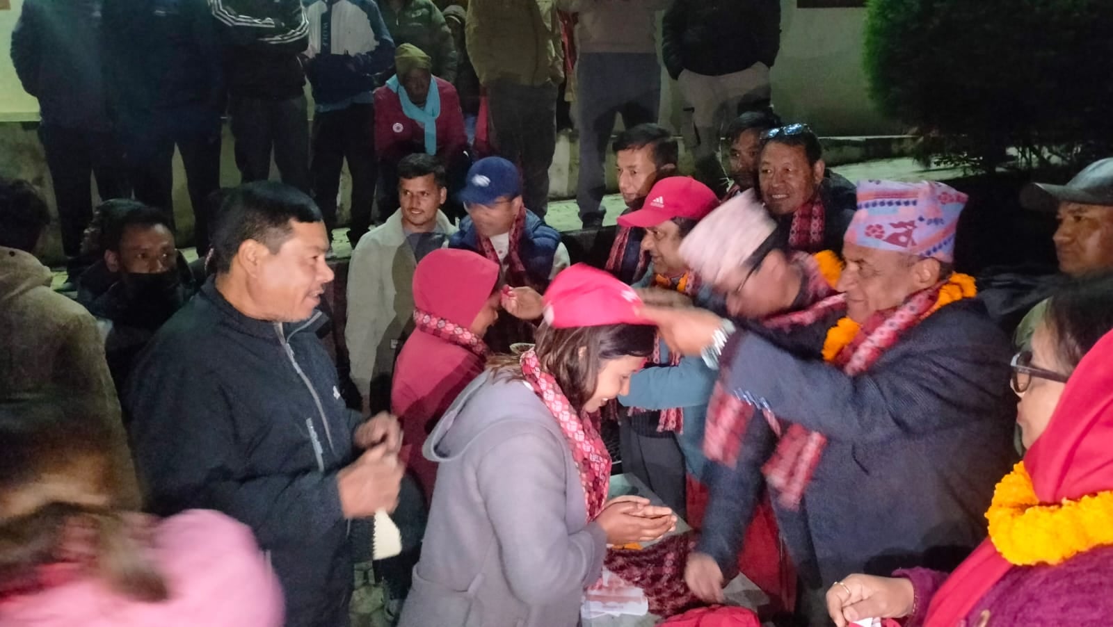 विभिन्न पार्टि परित्याग गरी १ सय ३० जना नेकपा एमालेमा प्रवेश